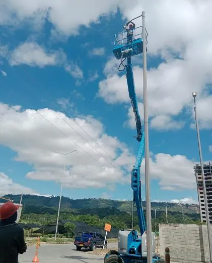 Plataforma elevadora junto a un poste de redes