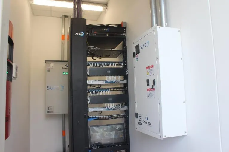 Rack de comunicaciones junto a tableros eléctricos