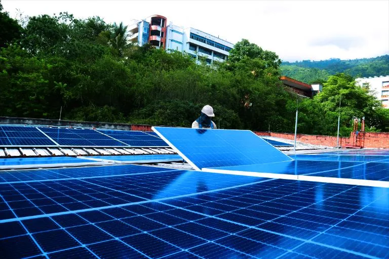 Técnico instalando paneles solares en una cubierta