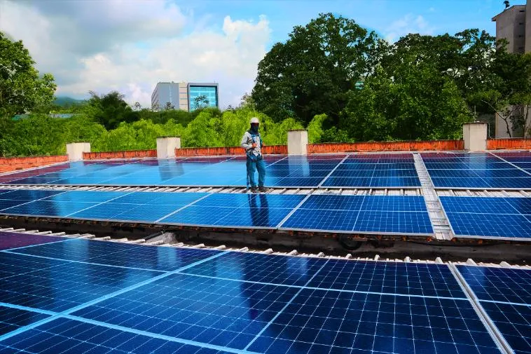 Cubierta con paneles solares y un técnico revisando la estructura